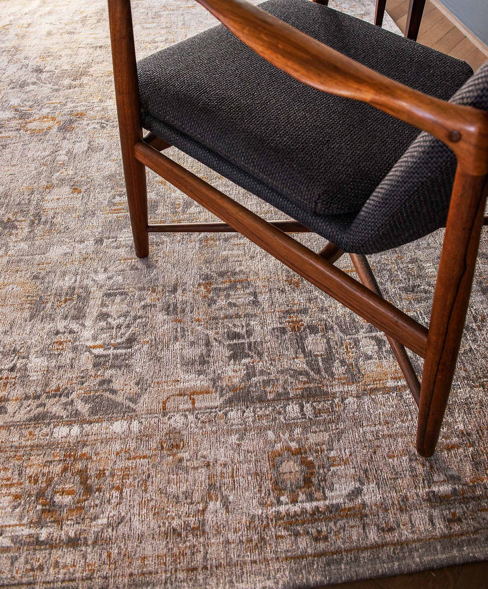 tapijt Louis De Poortere LX 8884 Antiquarian Ushak Suleiman Grey interior 2